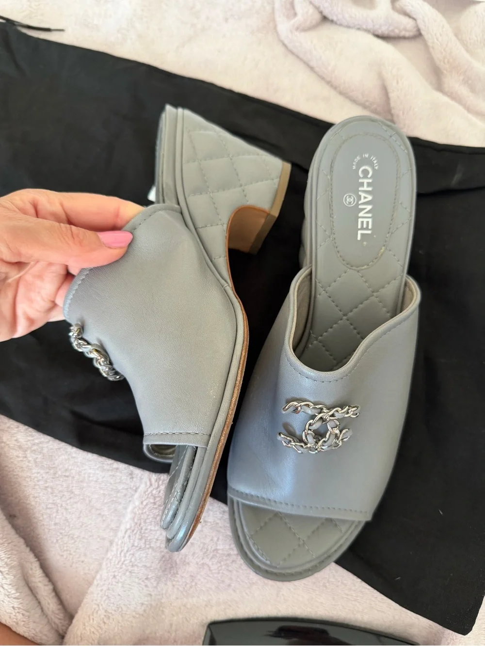 🗽CHANEL Quilted Leather Slide Mules with Silver CC Chain Logo